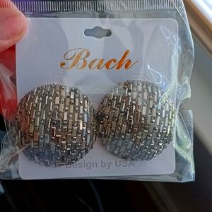 NWT Pewter Color Clip On Earrings 🤩